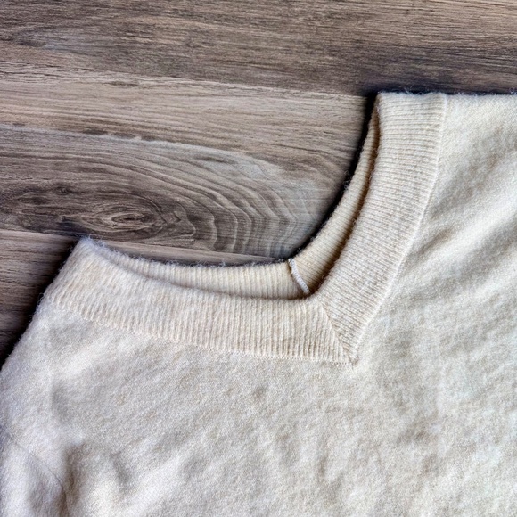 NWT Topshop XS Neutral Fuzzy Sweater V-Neck Lightweight Knit - Picture 4 of 13